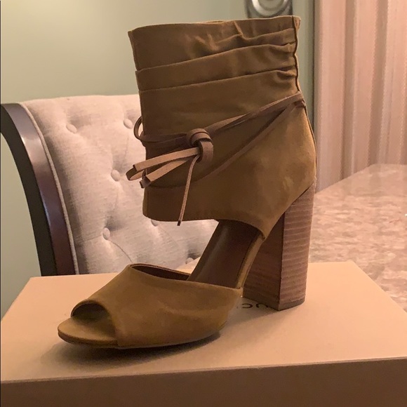 Tan Sandals, size 10. Great condition. Mojo Moxy brand. - Picture 2 of 3